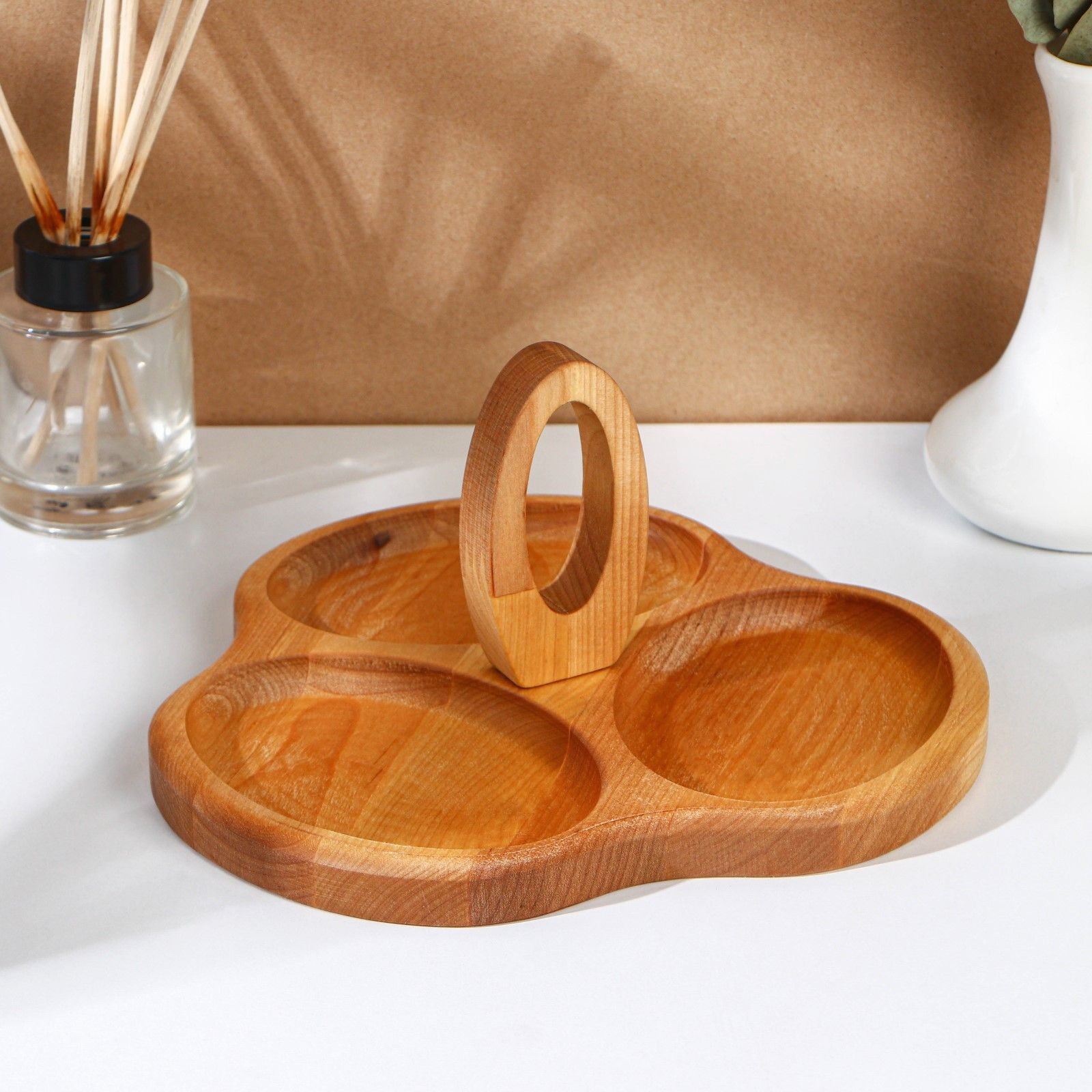 Деревянная менажница Белка 2 секции, 26 х 20 см, светлое дерево